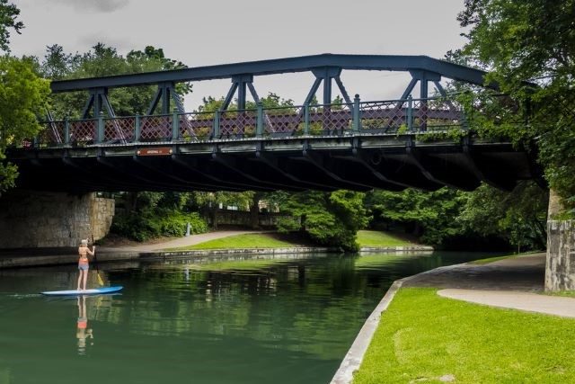 03042021_PaddleboardingontheSanAntonioRiver