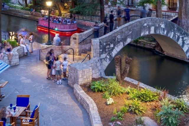 05112021_SanAntonioRiverWalkDiningBargeandBridge